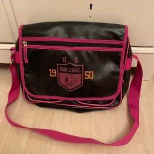 snobben väska - väska med snobben på😎 lite sliten på utsidan men ändå fräsh. den är i en vanlig väsk-storlek där man får plats med a4 papper osv. aningens kort band