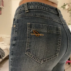 Mid waist jeans - Ett par mid waist jeans i en jättefin tvättad blå färg! Från märket Cappuccini i strl 38, men passar även 36. Säljer för 200kr + 40kr i frakt!💞💞