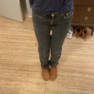 Zara jeans - Svarta jeans, bra skick, använd sparsamt. Mid Rise straigt leg är modellen. KÖPAREN står för frakt (köpta för 359kr)
