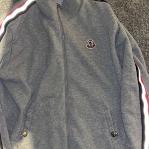 Moncler  - Moncler tröja skicket 10/10 köpt på nk 100% äkta