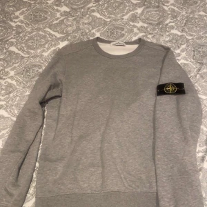 Stone island tröja  - Tja folket! Nu finns det en äkta Stone island tröja som säljs storlek M använd en gång och har aldrig använt den sen dess men väldigt fin tröja❗️💯