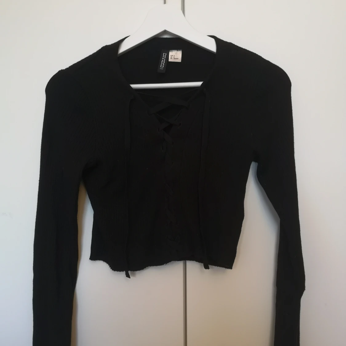 Divided långärmad topp med knytdetalj