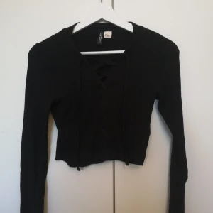 Divided långärmad topp med knytdetalj - Knytdetalj fram, från Divided i storlek S, crop top