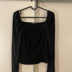 Gina topp  - En svart topp från Gina tricot, använts ett fåtal gånger, bra passform.