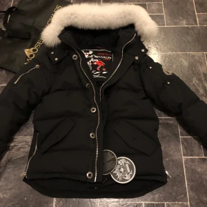 Moose knuckles vinterjacka herr  - Moose Knuckles vinterjacka Jackan är i storlek M och i superbra skick då den är helt oanvänd, tags finns kvar på den, säljer pågrund av att den är för liten. Köpte förra vintern. Den är varm och perfekt för vinter, skriv privat för mer info eller bilder