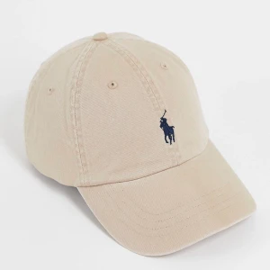 Ralph Lauren keps  - Säljer nya Ralph lauren kepsar i färgen beige.  Kepsarna kommer i sin originalförpackning med medföljande etikett.    Nypris: 500kr/st  Mitt pris: 250kr/st    Finns i Stockholm men kan självklart fraktas på köparens bekostnad ( 66kr spårbar frakt)    Mvh 