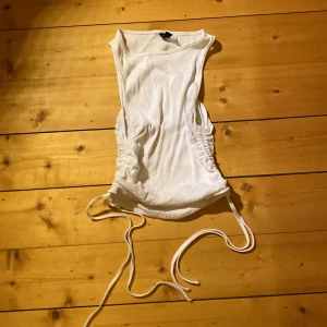 Snyggt linne med knytningar - Säljer nu ett av mina favorit linnen då det inte kommer till användning längre. Köpt från hm för 1 år sedan. Storlek S. Säljer för 50kr+frakt💞