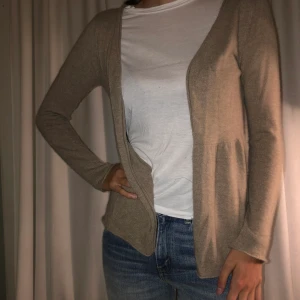 Davida kofta - Så snygg kofta från Davida i cashmere. Köpt begagnad men jag har bara testat (för liten för mig). 