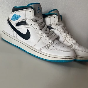 Jordan 1 mid laser blue - Size eur 40,5         Us 7,5  Condition 7/10 box condition 8/10