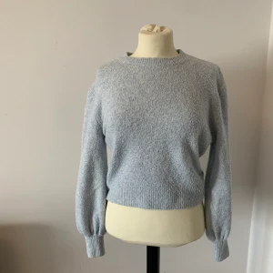 Other stories tröja - Säljer denna the other stories tröja för 80kr+40kr frakt 🚚 Använd ca 5 ggr och den är lite kort vid magen men vid armarna är den lång!❤️