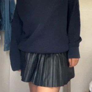 Fake skinn kjol från H&M🖤🖤 - Jättesnygg (fake) skinnkjol från H&M i strl 38 (passar snarare än 36 skulle jag säga) Toppen skick!!🖤🖤⚡️⚡️