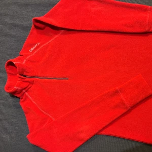 Craft fleece med zip, strl S - Mjuk fleecetröja med zip. Strl S. Obetydligt använd, mkt bra skick. Frakt betalas av köparen.