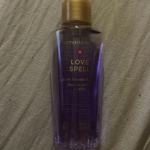 Body mist - Victoria’s secret, body mist i doft love spell. 60ml rymmer flaskan och den är halvfull, så tippar att det är 30 ml kvar ungefär