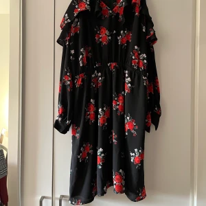 Klänning med öppen axel - Fin klänning med öppna axlar. Puffiga ärmar och resår i midjan. Kan skickas