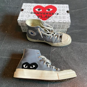 cdG converse grå  - säljer nu mina comme des garçons converse i den grå modellen, använt varsamt en sommar. köpta på farfetch och efter tullavgifter kostade de ca 2300kr men mitt pris är 1000kr, kan sänka priset vid snabb affär 💕 skriv vid frågor 