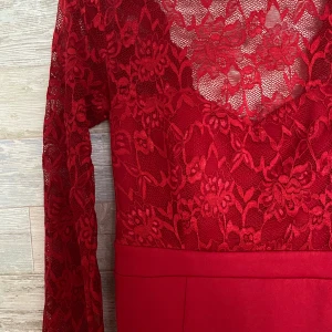 Red Dress  - Säljer denna klänning i storlek 36-38, sitter jättefin, använd endast en gång, i bra skick. Köparen står för frakt!💕