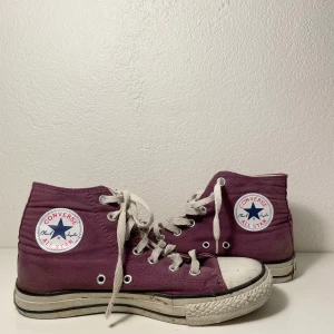 Lila converse  - Lila converse i strl 39. Använda men i fint skick. Färgen syns dåligt på bilden, de är lite ljusare i verkligheten! 
