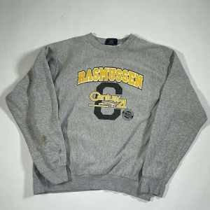 Grå college sweatshirt  - Sweatshirt i bra skick med gräs fläckar på ärmarna. 