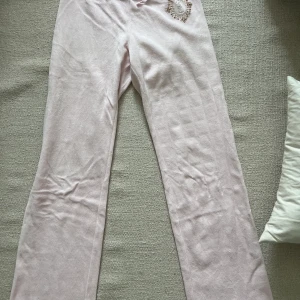 Juicy byxor - Juicy byxor i gammal modell som inte längre kommer till användning. Byxorna passar någon men storlek XS och är mellan 155-160cm lång