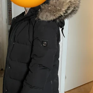 Hollies vinterjacka  - Hollies jacka i modellen subway. Endast använd en vinter och är i jätte fint skick, köpt för 5000 och säljer nu för 2500. Pris går att diskutera. Kan frakta eller mötas upp i Stockholm!