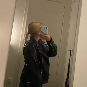 Skinnjacka - Säljer en as snygg skinnjacka då den ej tyvärr kmr till användning längre, köptes förra vintern så ny fortfarande, den passar mest till stickade tröjor, trendigt och snygg, köparen står för frakten om den ska fraktas❣️