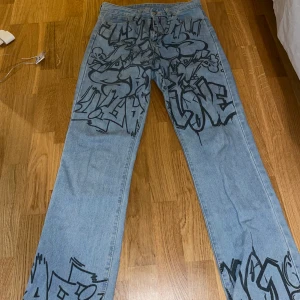 Blåa jeans med mönster - Ljusblåa jeans. Fint skick och väldigt coola!