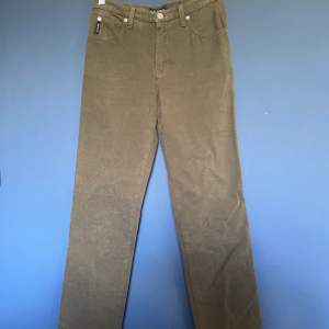 Low to mid rise, raka ben. Grå / Mörkgröna jeans i en mjukare material, lite stretch. Köpte begagnat och fint skick!
