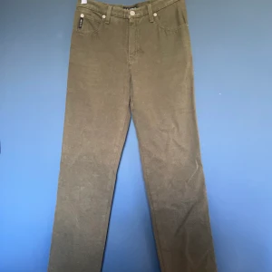 Armani Jeans  - Low to mid rise, raka ben. Grå / Mörkgröna jeans i en mjukare material, lite stretch. Köpte begagnat och fint skick!