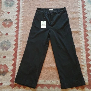 Raka, svarta croppade byxor från Italien - Snygga svarta byxor, köpta i Italien för ca 800 kr. Märkta med strl S men skulle snarare säga M. De är ganska vida men inte direkt loose. Skönt stretchigt material. Bara provade av mig med lappen kvar. 