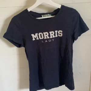 Morris t-shirt - Blivit lite missfärgad i mitten men ingen som man tänker på i verkligheten. Storlek XS🌸