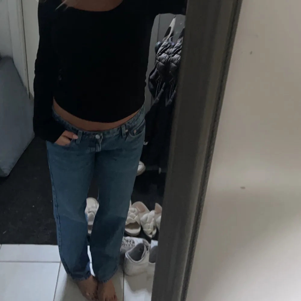 Säljer mina arrow low straight jeans från weekday som tyvärr inte kommer så mycket till användning längre. Dom är i fint skick och använda få gånger. Storlek 29/32, jag är 167 och dom sitter bra på mig💖 skriv för egna bilder💕 priset är exklusive frakt. Jeans & Byxor.