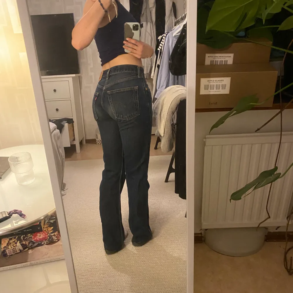 Super snygga mörkblå Levis jeans som tyvär inte kommer till användning längre. Jag är 163 cm lång och dem är perfekta i längden på mig.. Jeans & Byxor.
