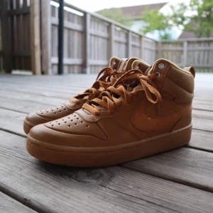 Vattentäta Nike skor  - Vattentäta Nike skor i helt nytt skick. Köpte dem förra vintras för 500 kr på stadium outlet. Andvändes inte då dem var för tajta!