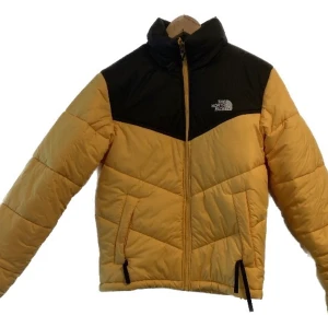 Northface puffer jacka - Northface vinter jacka köpt 2021 men är knappt använd pga storleken. Nästan helt felfri med bara en liten fläck på höger baksida av armen. Köparen står för frakten