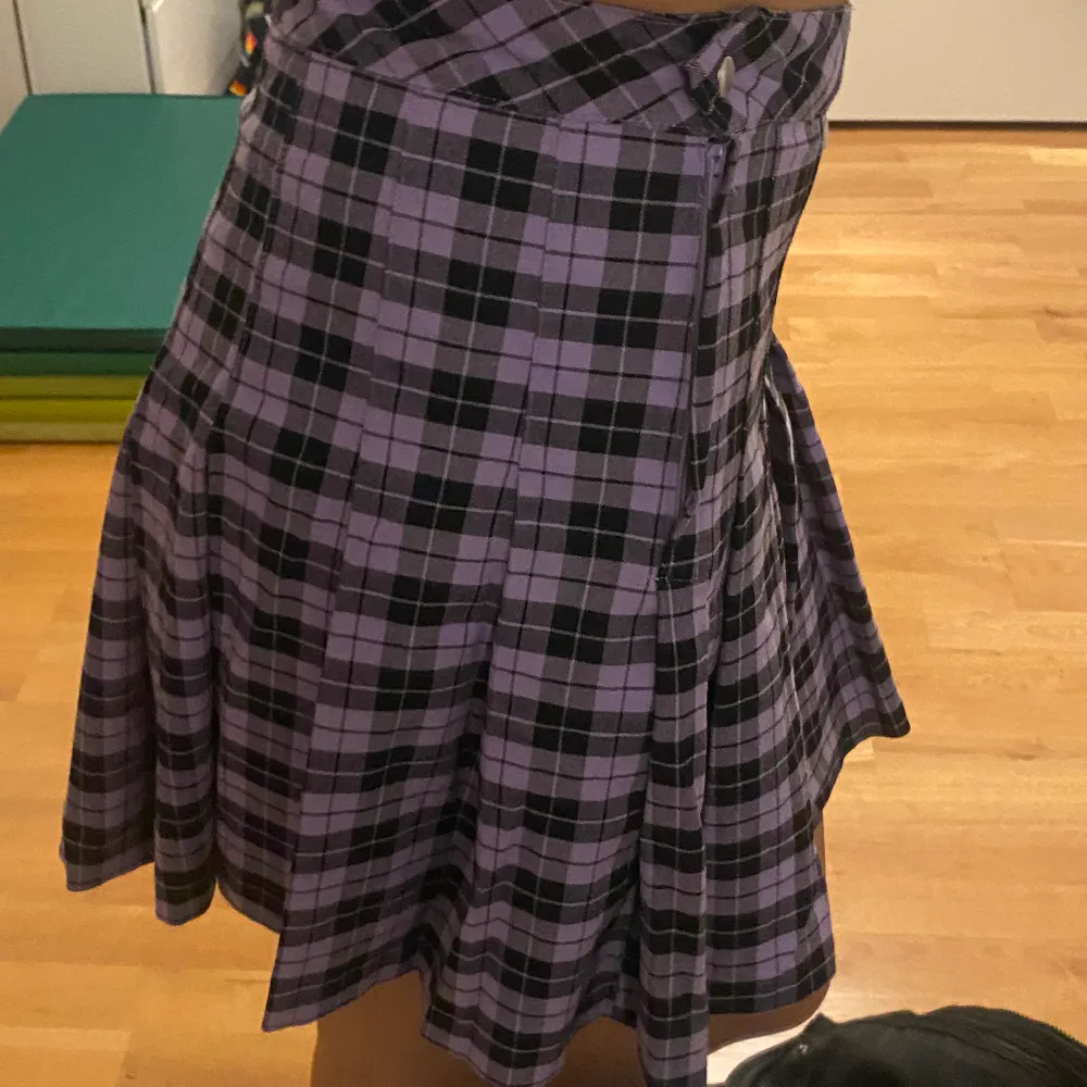 super fin rutig kjol från hm som inte kommer till användning längre ❤️. Kjolar.