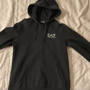 EA7 - Säljer en EA7 hoodie i storlek S. Skick 10/10 Nypris 1099kr Mitt pris 700  Priset kan diskuteras hmu