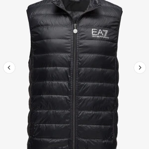 EA7 väst - Säljer en ea7 väst som är 10/10 skick. Använt ett par gånger, men köpt en annan väst, så vill sälja denna.  Nypris: 1,500 Mitt pris: börjar 750kr  Storleken är XS och passar även S (svårt att få tag i XS-storleken)