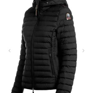 Parajumper - Intressekoll på min parajumper jacka, knappt använd och köpt för 4000 kr. Storlek M Figursydd och passar både s-m.  Kan skicka fler bilder privat!  