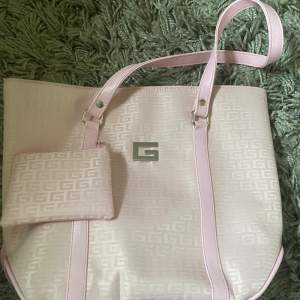 en så söt rosa guess väska med matchande plånbok!!! båda är nästan oanvända och inget tecken på slitage eller liknande, säljer plånboken för 150 och handväskan för 250!!, säljer båda tillsammans för 300❣️❣️❣️
