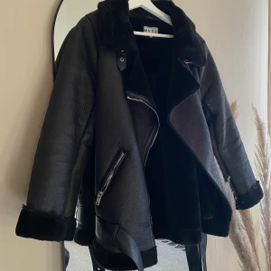 Pilotjacka - Svart pilotjacka från Nakd i storlek 36, nypris 1099kr🤍