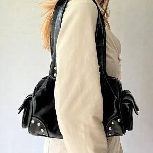 Svart handväska - Supercool svart handväska/ axelväska i perfekt skick! Den är aldrig använd och har tre stycken bra fack inuti 👜🕶️