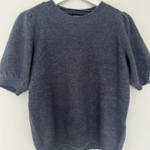 Stickad t-shirt - En superfin stickad topp ifrån Vero Moda, helt slutsåld. Bara använd en gång. Priset kan diskuteras