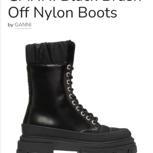 Ganni boots stlk 37 - Ganni brush off & nylon boots black. Stlk 37 men små i stlk. Använda ett fåtal ggr endast. Spår av användning syns på veck i skinnet. I övrigt som nya. 