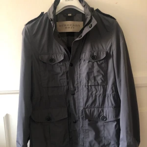 Burberry jacka - Burberry Field jacket i mycket fint skick inga skador, storlek S men passar M
