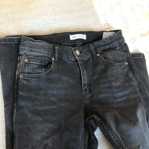 Zara jeans  - Hej! Säljer mina lågmidjade jeans från Zara. I fint skick. Hör av dig vid intresse💓💓