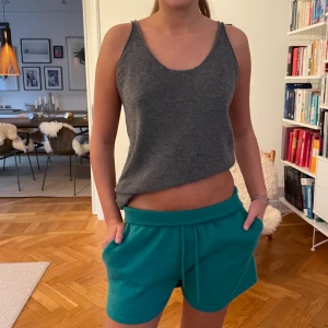 Gröna 100% Kashmir shorts💙🖤 - Nypris 1700kr, lapp finns kvar så oanvända Jättefina  och storlek S🥰