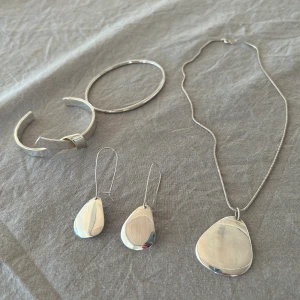 Efva attling smycken - Säljer dessa smycken från efva attling, allt är i fint skick eller nytt.  Örhängen, rose petal, aldrig använda - 2000kr (nypris 2500kr) Halsband, rose petal, aldrig använt - 1200kr (nypris 1900kr)  Armband, friendship cuff, nyskick - 2000kr. (Nypris 3500.