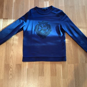 Gucci tröja  - Dena är väldigt gammal jag tror det är limited edition Gucci hoodie men jag säljer den kanske billigt den är äkta men har inte kvitto och det kvar för att det var länge sedan jag köpte den. Priset kan diskuteras 
