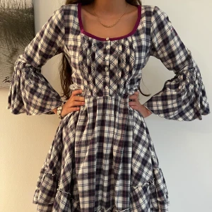 Kläning från Odd Molly  - Gullig kläning från Odd Molly i nyskick. Köpt för några år sedan men är knappt använd💕 Är i strl 1 men passar både S och M! Köpt för runt 1300 kr 