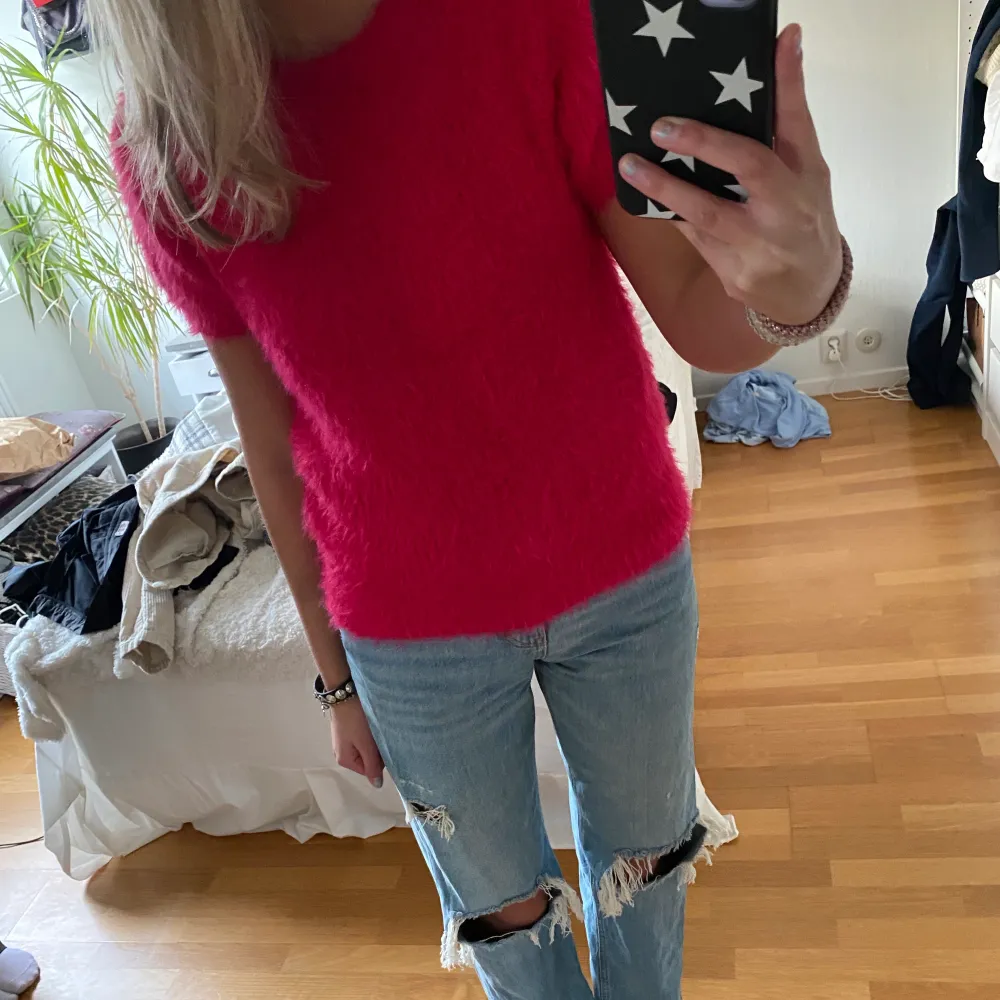 Cool och skön stickad t-shirt från Zara som har en riktigt häftig rosa färg 🌸🌸Storlek M men passar även S. Tröjor & Koftor.